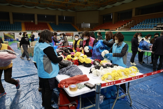 보성군 다향체육관에서 자원봉사자들이 튀르키예에 전달할 긴급 구호 물품을 품목별로 분류하고 있다.