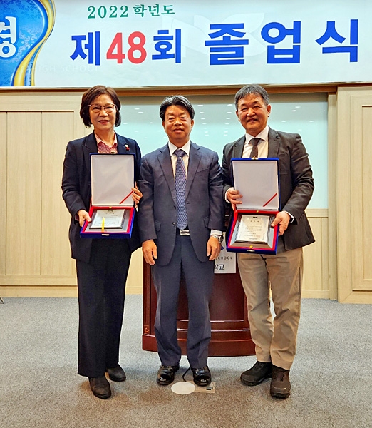 서울 관악구의회 민영진(오른쪽 첫 번째) 부의장과 손숙희(왼쪽 첫 번째) 의원이 지난 10일 남강고등학교에서 열린 ‘2023년도 졸업식’에서 학교발전에 기여한 공로를 인정받아 감사패를 받았다.