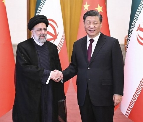지난 14일 중국 베이징에서 시진핑(오른쪽) 중국 국가주석과 세예드 에브라임 라이시 이란 대통령이 정상회담을 앞두고 악수를 하고 있다. 중국 외교부 제공