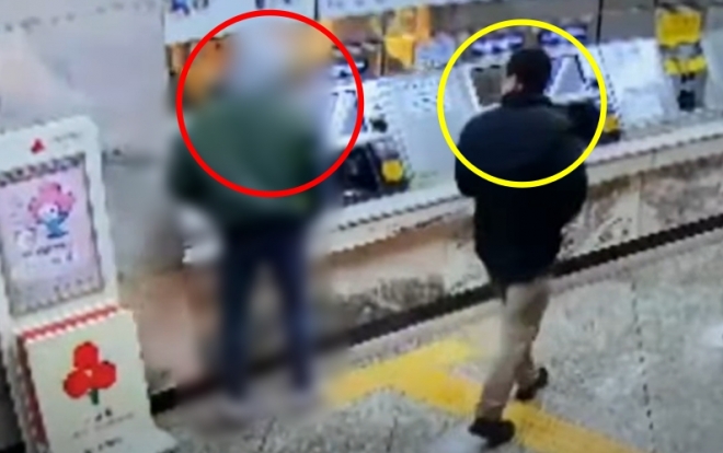 지하철역서 마주친 경찰관(노란색)과 절도범(빨간색). 유튜브 채널 ‘인천경찰청폴인천’ 캡처