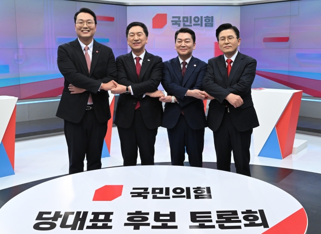 국민의힘 당대표 경선 후보들이 15일 서울 중구 TV조선 스튜디오에서 열린 첫 TV 토론에 앞서 손을 잡고 기념촬영을 하고 있다. 왼쪽부터 천하람, 김기현, 안철수, 황교안 후보. 국회사진기자단