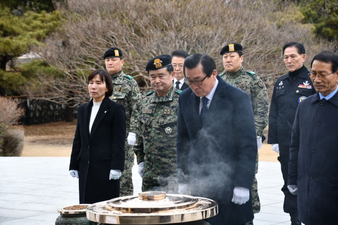 5·18 공법 3단체(유족회·부상자회·공로자회) 관계자들이 지난달 17일 서울 동작구 국립서울현충원을 방문해 5·18 당시 숨진 특전사 장병 묘역에 참배하고 있다.