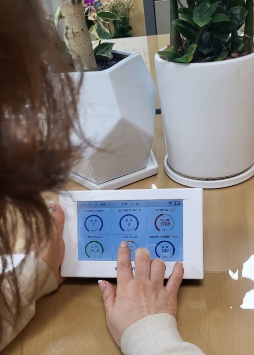 서울 서초구가 대여해주는 ‘스마트 실내 공기질 측정기’. 서초구 제공