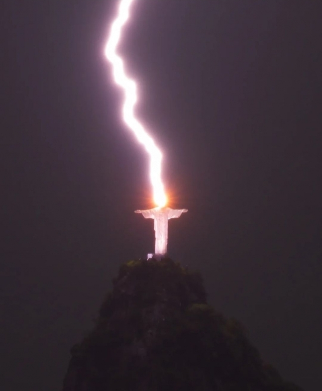 브라질 리우데자네이루의 예수상에 번개가 치는 모습. 사진작가 페르난도 브라가 인스타그램 캡처