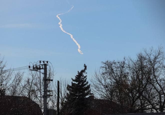 우크라이나 수도 키이우 상공에서 15일 러시아에서 띄운 정찰풍선을 격추한 미사일이 궤적을 그리고 있다. 키이우 로이터 연합뉴스