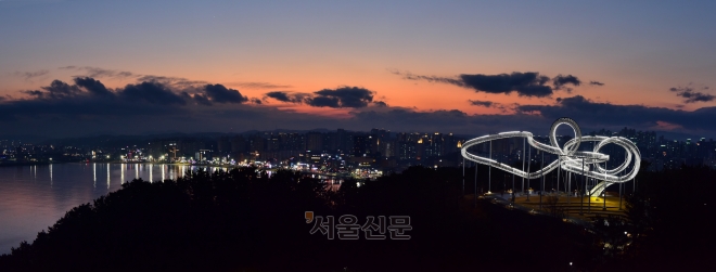 체험 시설이자 조형미술 작품인 포항 ‘스페이스 워크’와 영일대 해변의 저물녘 풍경. 날씨가 궂으면 스페이스 워크를 ‘체험’할 수는 없지만 감상은 언제든 할 수 있다. 환호공원부터 영일대 해변 끝까지 ‘길 위의 미술관’이라고 할 만큼 다양한 스틸 아트 작품들이 세워져 있다.