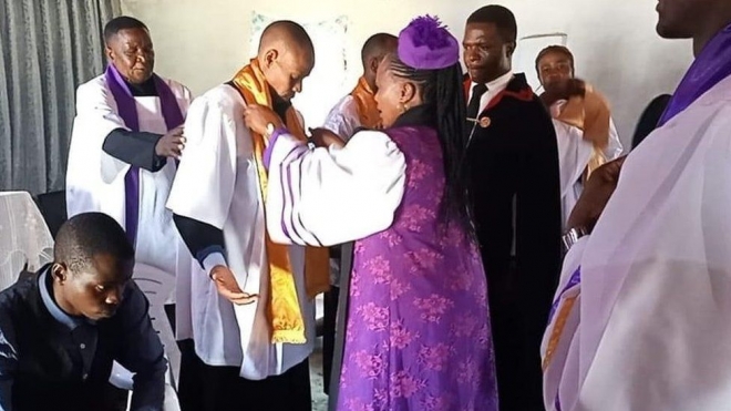 프란시스코 바라하(왼쪽 두 번째 선 사람) 목사가 안수 기도를 받고 있다. 가족 제공