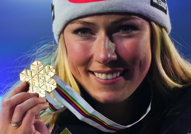 미케일라 시프린이 16일(현지시간) 프랑스 메리벨에서 열린 알파인 스키 세계선수권 여자 대회전에서 금메달을 따낸 뒤 활짝 웃고 있다. 로이터 연합뉴스