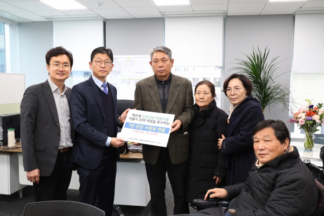 서준오 의원과 노원구 재건축․재개발 신속추진단은 재건축 안전진단 비용지원을 위한 서울시 조례 개정을 촉구하는 노원구 주민 70,435명의 서명부를 서울시에 전달했다.