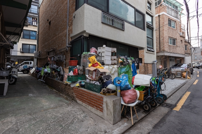 셔울 광진구 자양1동의 한 저장강박 의심가구의 모습. 집 주변까지 폐기물이 쌓여 있다. 광진구 제공