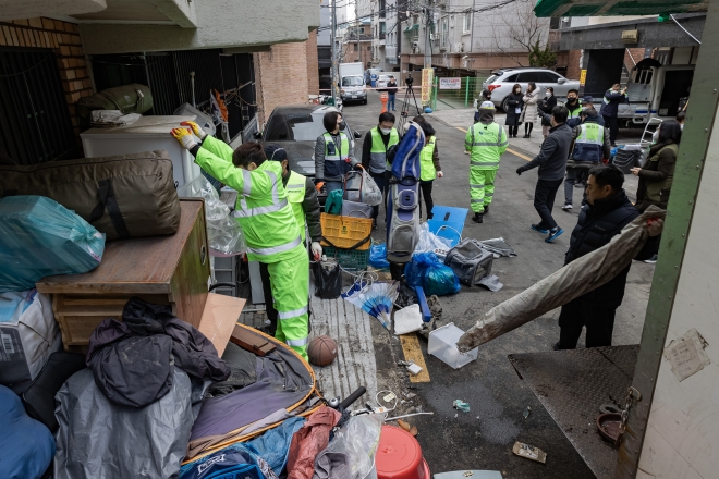 서울 광진구 자양1동 주민센터와 담당부서, 자원봉사자들이 저장강박 의심가구에 대한 대청소를 진행하고 있다. 광진구 제공