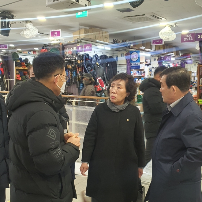 동대문구 서울풍물시장을 방문한 신복자 의원