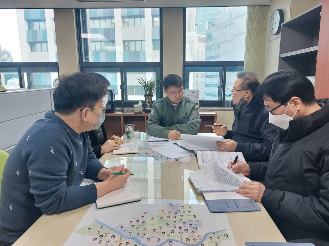 이봉준 의원(가운데)이 ‘서울시 저층주거지 집수리 지원에 관한 조례 일부개정조례안’을 발의했다.