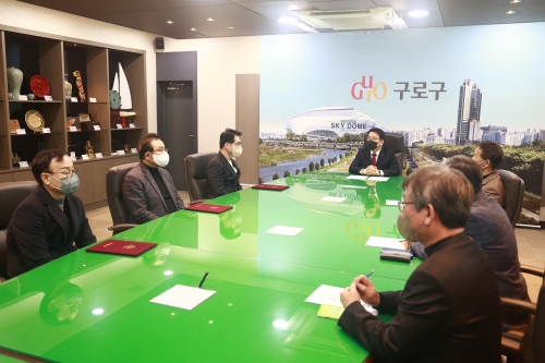 문헌일(왼쪽 네 번째) 서울 구로구청장이 지난달 열린 ‘재개발·재건축 사업 지원단’ 위촉식에서 지원단 소속 전문가들과 대화를 나누고 있다. 구로구 제공