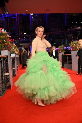 German singer Leslie Clio sends a kiss as she arrives on the red carpet for the premiere of the film “She Came To Me” presented in the Berlinale Special Gala section, that opens the Berlinale, Europe‘s first major film festival of the year, on February 16, 2023 in Berlin. AFP 연합뉴스