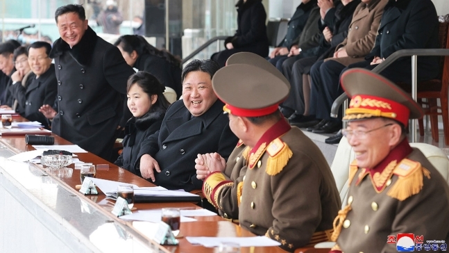 북한 김정은 국무위원장이 지난 17일 광명성절(2월16일)을 기념하여 진행된 내각과 국방성 직원들 사이의 체육경기를 딸 김주애와 여동생인 김여정 노동당 부부장과 함께 관람했다고 조선중앙통신이 18일 보도했다. 2023.2.18 연합뉴스