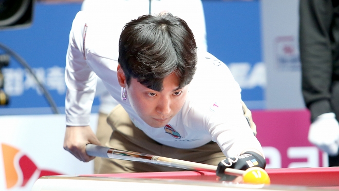 ‘7세트의 사나이’ 신정주가 TS샴푸와의 PBA 팀리그 준플레이오프 2차전 마지막 세트에서 신중하게 수구의 당점을 겨냥하고 있다. [PBA 제공]