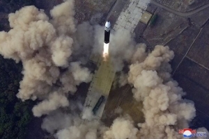 北, 또 ICBM 고각발사…“900여㎞ 비행후 동해 탄착”