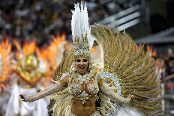 포토] 화려한 열정의 축제… 브라질 '삼바 카니발' | 서울신문