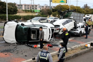 [포토] 제주서 차량 9대 연쇄 추돌사고… 12명 부상