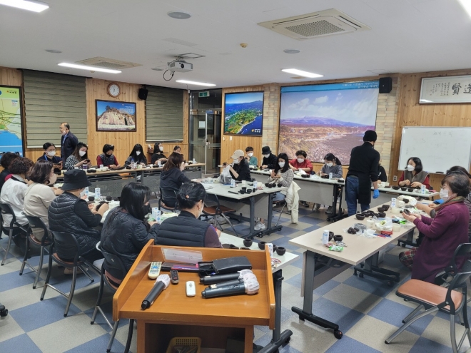 지난 연말 예래동주민들과 직원들이 커피찌꺼기로 업사이클링 제품을 만드는 과정을 배우고 있다. 서귀포시 제공