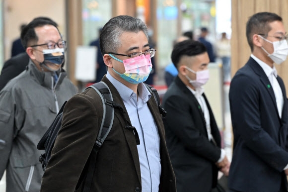 리샤오둥 (가운데) 중국 상하이시 대만판공실 부주임이 인솔하는 대표단이 지난 18일 대만 타이베이 송산공항에 도착해서 걸어 나오고 있다. 타이베이 AFP 연합뉴스
