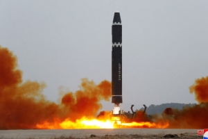 [포토] 북한, ICBM ‘화성-15형’ 발사