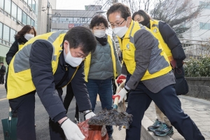 “우리 동네는 우리가”… 영등포 골목길 ‘노란봉사’ 물결[현장 행정]