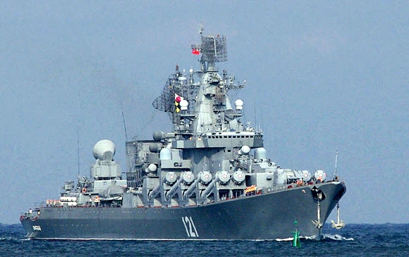 러시아 흑해함대의 기함인 미사일순양함 모스크바함이 2013년 8월 29일 세바스토폴만에 진입하는 모습. 우크라이나군은 지난달 14일 넵튠 미사일 두 발을 발사해 모스크바함을 격침시켰다고 주장했다. 2013.8.29 AFP 연합뉴스