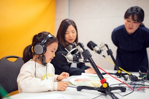 목소리로 독서 취약층 친구들 도와요… ‘목소리 기부’ 가족 봉사활동 눈길