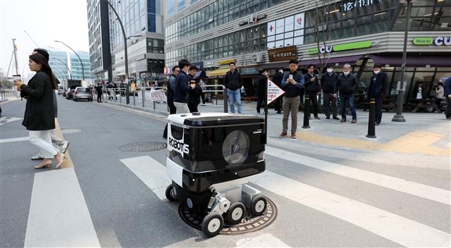 서울 강서구 마곡동에서 실외 자율주행 로봇이 점심식사를 배달하고 있다. 뉴스1