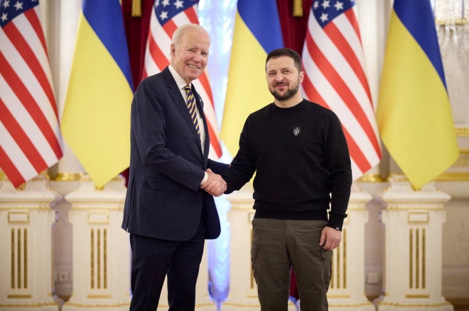 20일(현지시간) 우크라이나 수도 키이우를 깜짝 방문한 조 바이든 미국 대통령이 볼로디미르 젤렌스키 우크라이나 대통령과 회담 전 악수하고 있다. 2023.2.20 우크라이나 대통령실 공보