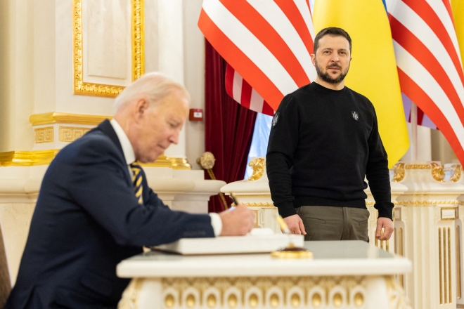 조 바이든 미국 대통령(왼쪽)이 2023년 2월 20일 월요일 우크라이나 키이우를 예고 없이 방문한 마린스키 궁전에서 볼로디미르 젤렌스키 우크라이나 대통령을 만나고 있다. (AP 포토/에반 부치) POOL 사진