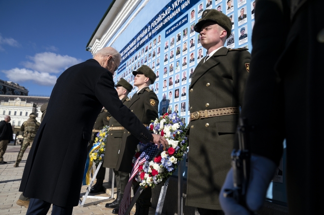 조 바이든 미국 대통령이 2023년 2월 20일 월요일 우크라이나 키예프를 예고 없이 방문하는 동안 성 미카엘 황금돔 대성당 외부 기념벽에서 볼로디미르 젤렌스키 우크라이나 대통령과 함께 헌화식에 참석하고 있다. (AP 사진/ 에반 부치)