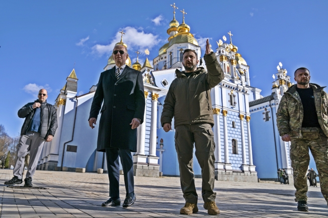20일(현지시간) 우크라이나 수도 키이우를 예고없이 방문한 조 바이든 미국 대통령이 볼로디미르 젤렌스키 우크라이나 대통령과 정교회 성 미하일 황금 돔 수도원 앞을 지나고 있다. 2023.2.20 AP 연합뉴스