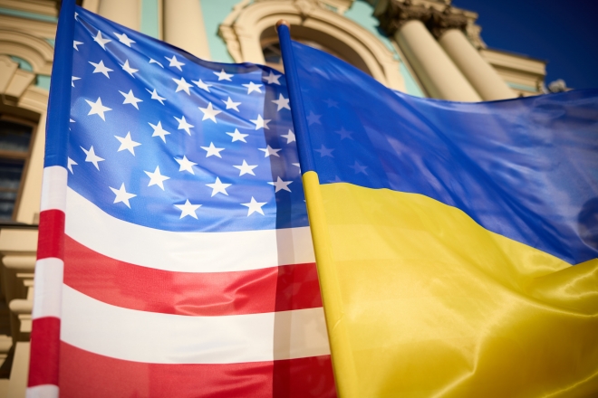 조 바이든 미국 대통령이 우크라이나 수도 키이우를 깜짝 방문한 20일(현지시간) 성조기와 우크라이나 국기가 나란히 내걸렸다. 2023.2.20 우크라 대통령실