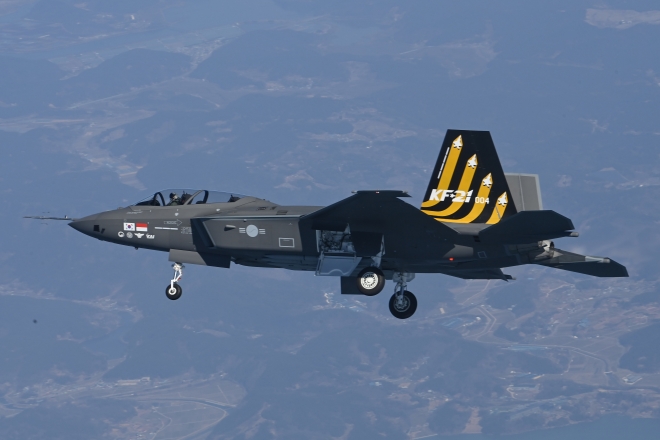 첫 비행 성공한 KF21 ‘보라매’ 시제 4호기