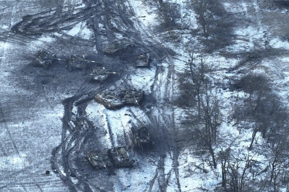 10일(현지시간) 우크라이나군이 동부 도네츠크 부흘레다르에서 파괴된 러시아 탱크를 공개했다. 우크라이나군은 최근 2주간 군용 드론을 동원해 부흘레다르에서의 러시아군 졸전을 영상으로 기록했다. 2023.2.11 AP 연합뉴스