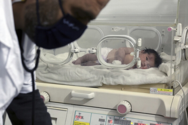튀르키예·시리아 강진 때 탯줄도 끊어지지 않은 채 구조된 시리아 아기 ‘아야’가 7일 아르핀 병원 인큐베이터에서 치료를 받고 있다. AP 연합뉴스