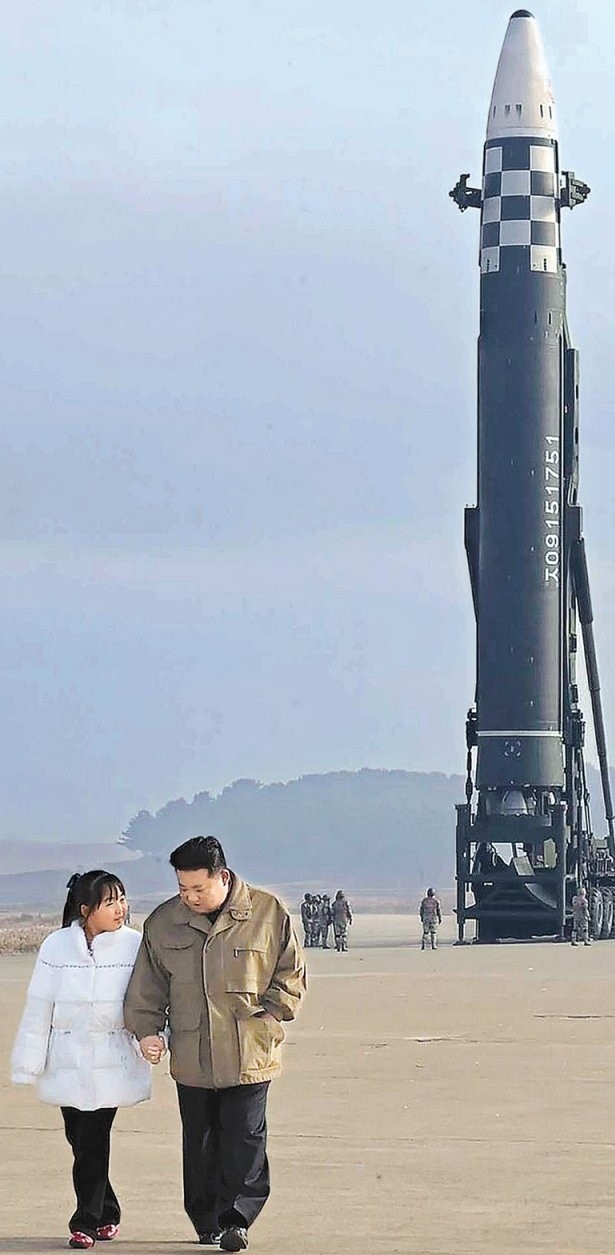지난해 11월 김정은(오른쪽) 북한 국무위원장이 평양 순안비행장에서 딸의 손을 잡고 대륙간탄도미사일(ICBM) ‘화성-17형’ 시험발사 현장지도를 하고 있다. 노동신문 뉴스1