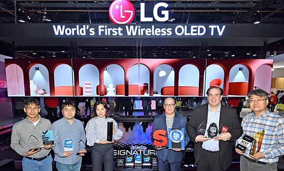 LG전자 ‘LG 시그니처 올레드 M’이 지난달 미국 라스베이거스에서 열린 ‘CES 2023’의 공식 어워드에서 홈시어터 부문 최고상을 받았다. LG 제공