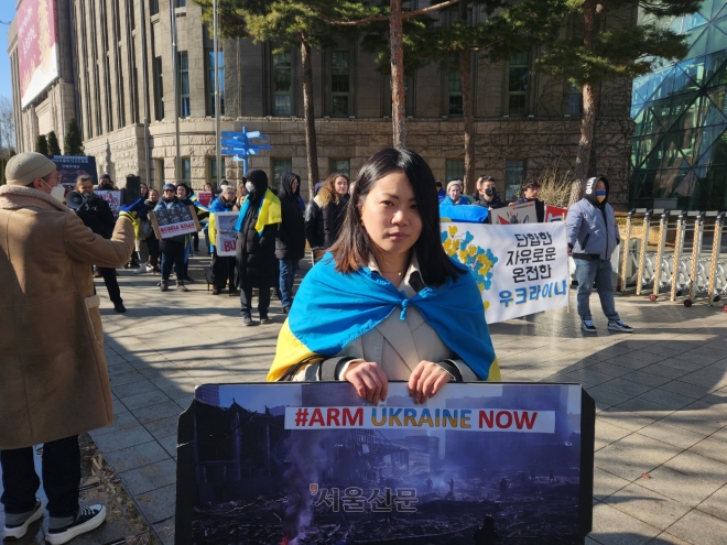 ‘우크라이나에 무기를 지원하라’는 피켓을 들고 전쟁 중단을 호소하는 우크라이나인 알비나. 김정화 기자