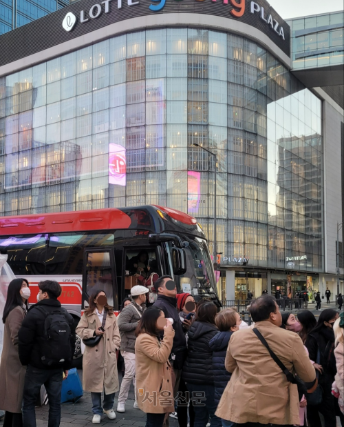 버스에서 내린 필리핀 단체 관광객들이 19일 오후 서울 중구 명동길 초입에서 주변을 둘러보고 있다. 김현이 기자