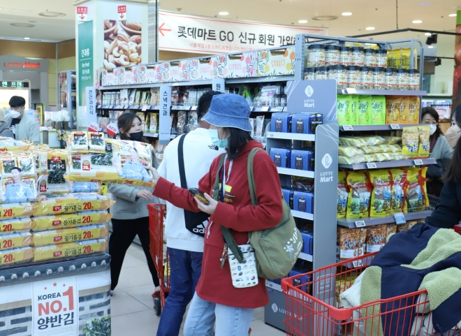 16일 오후 한 외국인 관광객이 롯데마트 서울역점에서 김 상품을 살펴보고 있다. 롯데마트 제공