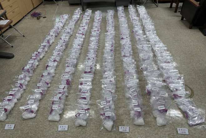 수출입 화물 운반대(팔레트)에 숨겨져 태국에서 국내로 밀반입된 1657억원 상당의 필로폰. 부산 연합뉴스