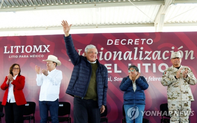 안드레스 마누엘 로페즈 오브라도르 멕시코 대통령이 지난 18일(현지시간) 리튬 매장지인 소노라 지역에서 멕시코 내 모든 리튬을 국유화하는 법안에 서명한 뒤 손을 흔들어 보이고 있다.  멕시코 대통령실 제공/로이터연합뉴스