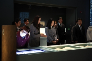 김건희 여사 “국외 문화재 고국 귀환 노력”… 외규장각 의궤 특별전 관람