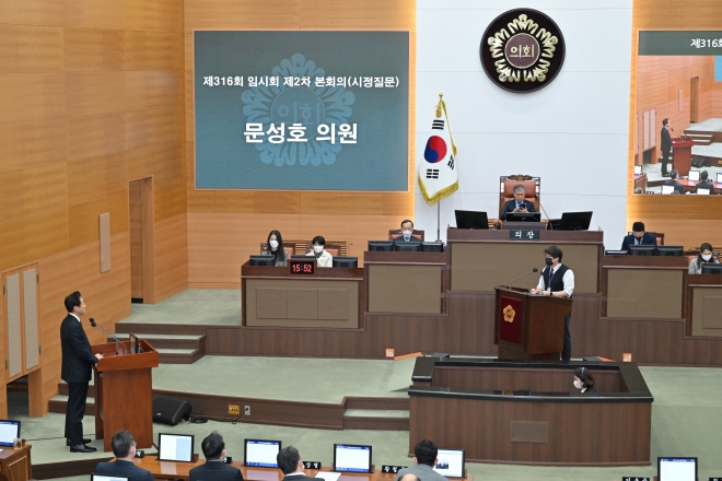 제316회 임시회 제2차 본회의에서 시정질문을 펼친 문성호 의원
