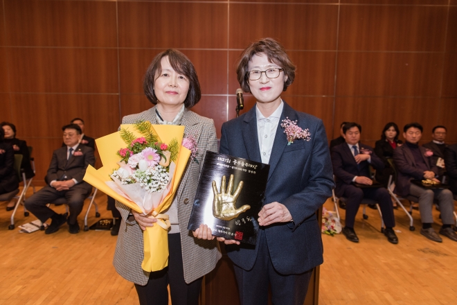 제21회 중부율곡대상 광역정치부문을 수상한 염종현 경기도의회 의장의 부인 전미란 여사(왼쪽)와 최윤정 대표(오른쪽). 경기도의회 제공