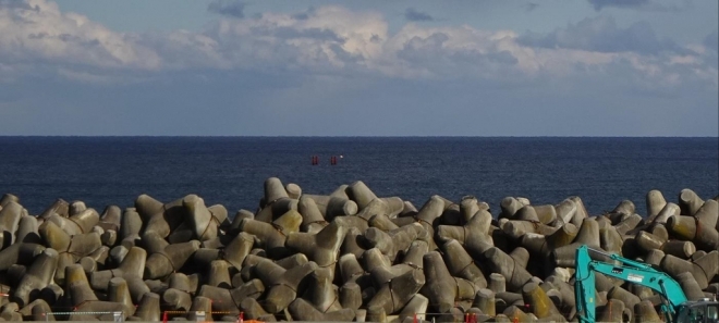 일본 후쿠시마 원전 방파제 테트라포드에서 1㎞ 남짓 떨어진 바다에 4개의 기둥이 보인다. 이 기둥은 오염수가 방류될 입구 주변에 설치된 것으로 방류 위치를 알려준다.  연합뉴스